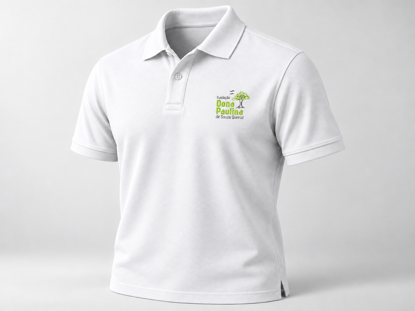 Polo institucional branca com aplicação da identidade.